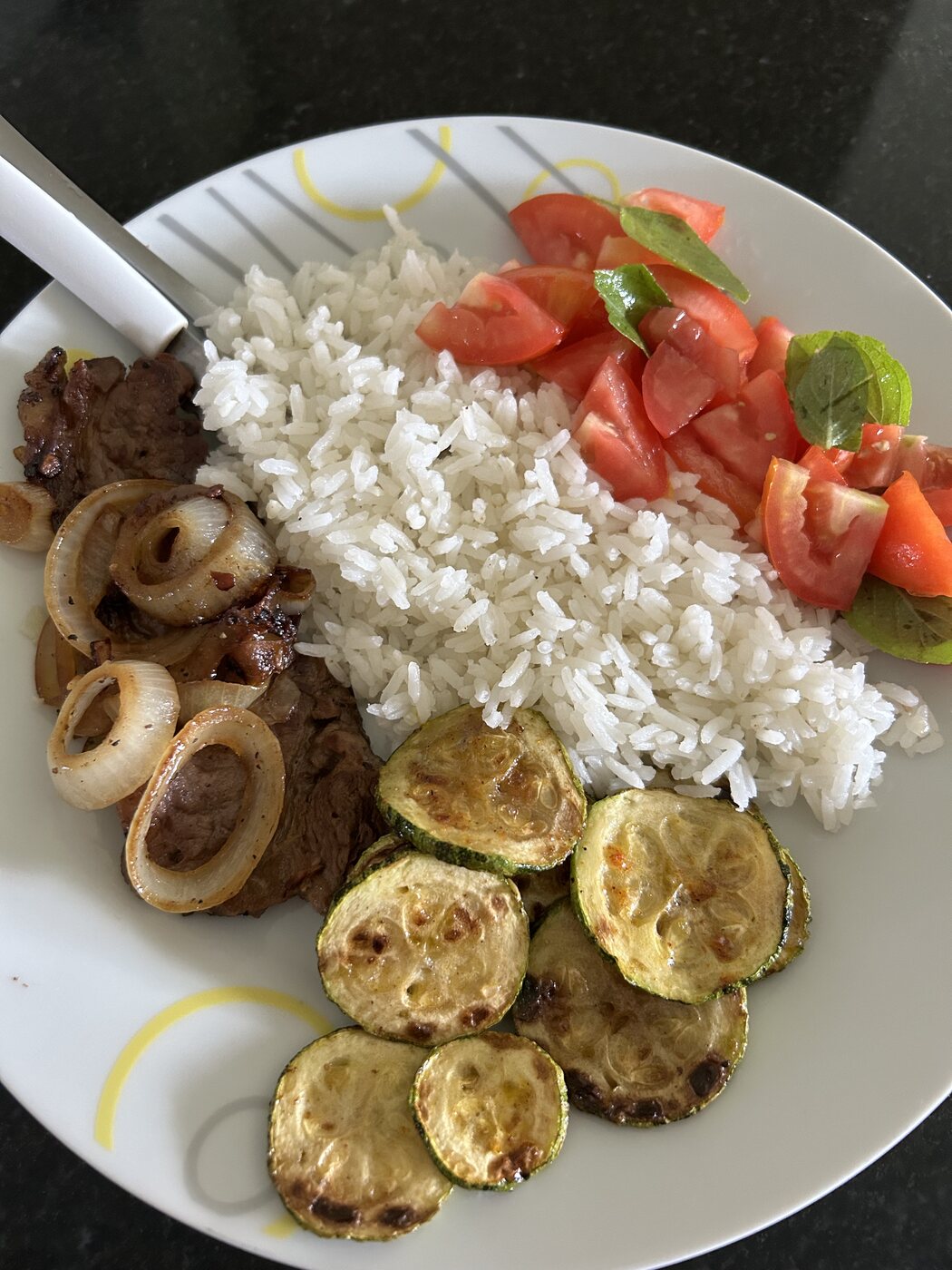 Arroz, feijão e bife acebolado