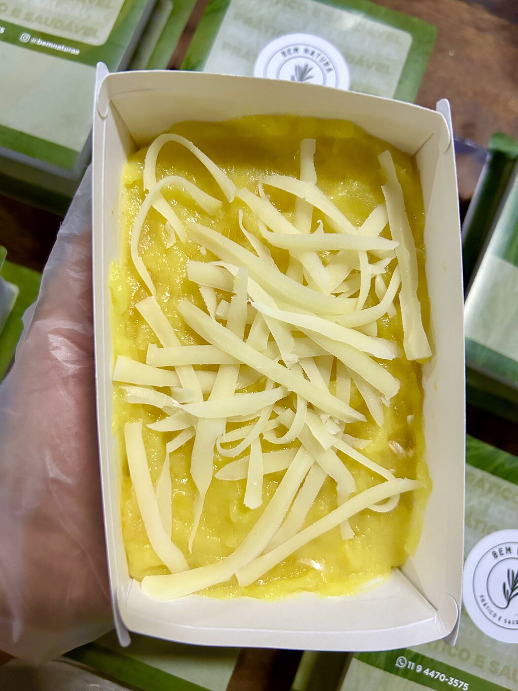 Escondidinho de frango coberto com queijo