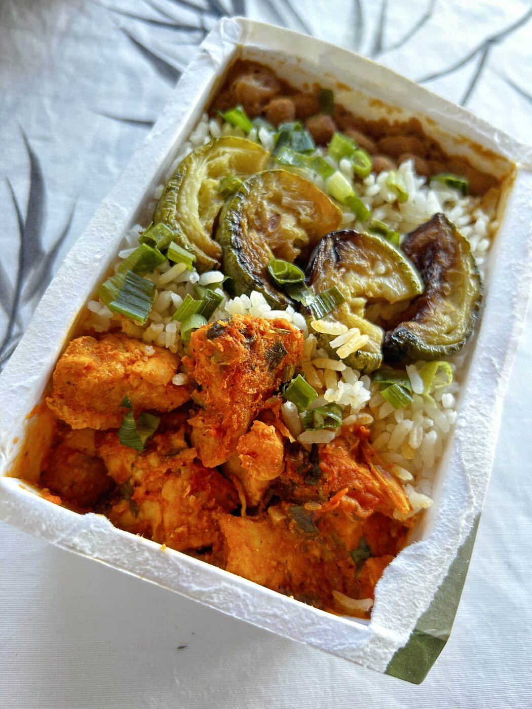 Arroz, feijão e frango ao molho